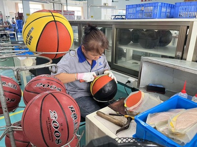 奧運(yùn)經(jīng)濟(jì)背后的中國(guó)制造 從60萬(wàn)比賽用球到賽事咨詢，中國(guó)企業(yè)如何深度參與全球體育盛會(huì)